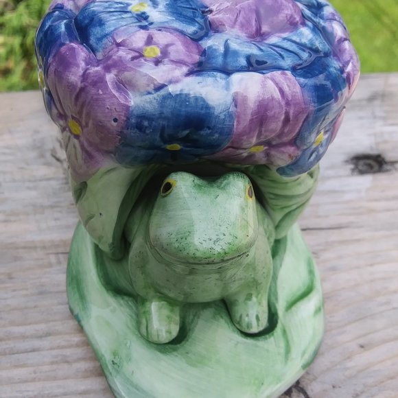 unique salt and pepper shakers frog under flowers - Picture 1 of 13